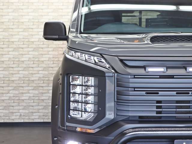デリカ後期の特徴ともいえるマルチLED縦型ヘッドライトは安全性、ファッション性ともに優れております。
