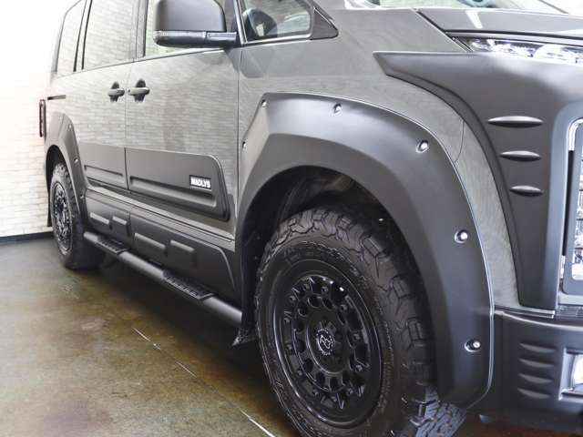 エッジの効いたシャープなラインのRMオーバーフェンダーを装着いたしました。