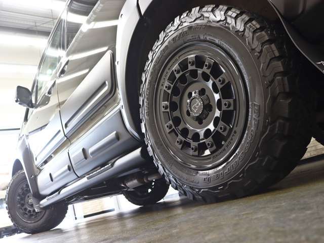 アルミホイールの変更、交換もスタッフまでお気軽にお申し付け下さい。人気のブラックポリッシュやメッキホイール、各有名ブランド商品等幅広いラインナップをご用意致しております。