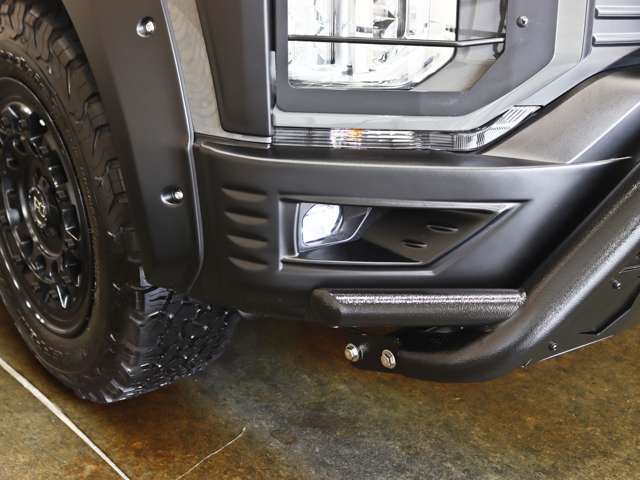 オフロード車らしいイメージを高めてくれるMADLYS　フロントコーナープロテクタもインストールいたしました。