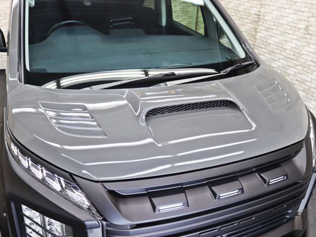 センターの大型インレットダクトと両サイドに配した4連ルーバーがD：5のエクステリアにスポーツテイストを与えるELFORD軽量エアロボンネットをインストールいたしました。