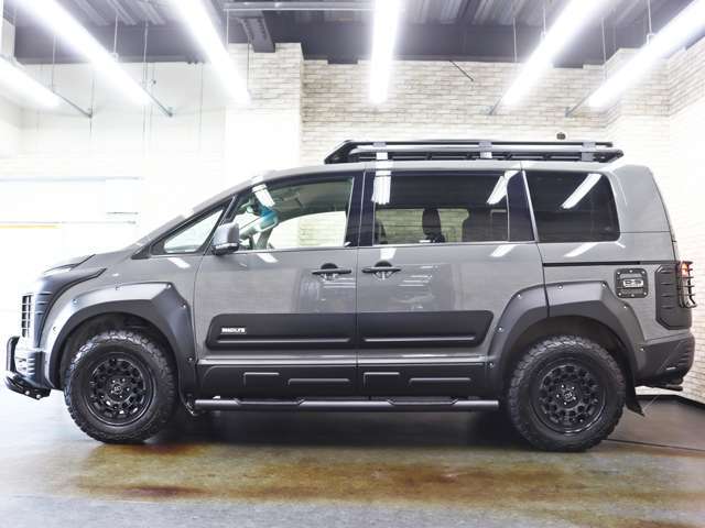 リフトアップによって、デリカD5がもつ重厚感を、より一層引き立てています。