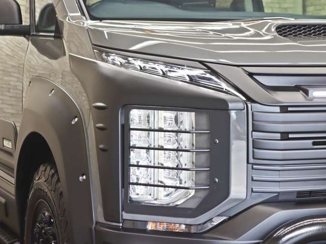 屈強なアルミ製ヘッドライトプロテクターを装着することにより、よりワイドなフロントビューとなりました。デリカ好きにはたまらない仕様となっております。