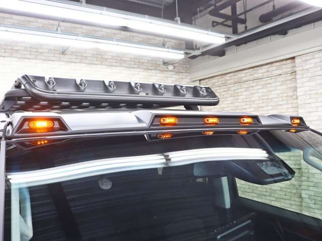 ルーフにアクセントとなる存在感を主張となるKADDIS　ルーフマーカーランプ付きです。
