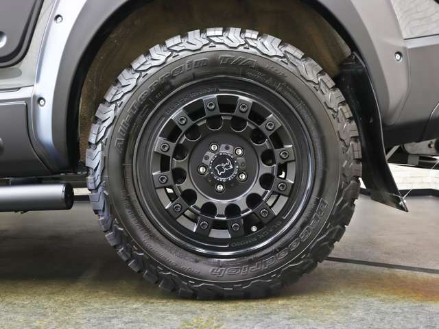 アルミホイールと車体のマッチングもセンスが問われる部分ですね。アルミホイール、タイヤ共に新品を使用しておりますのでご安心下さい。純正ホイールやスタッドレスタイヤについてもお気軽にご相談下さい。