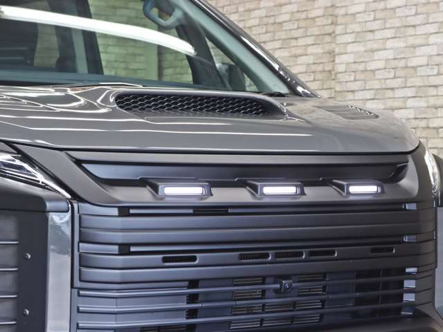 JAOS社のシンプルでスポーティなフロントグリルをインストールしました。アメリカンSUVテイストを彷彿とさせる3連オリジナルLEDランプが迫力のフロントビューに仕上げました。