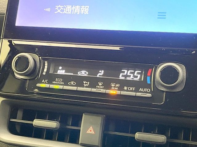 【オートエアコン】一度お好みの温度に設定すれば、車内の温度を検知し風量や温度を自動で調整。暑い…寒い…と何度もスイッチ操作をする必要はありません。快適な車内空間には必須の機能ですね♪