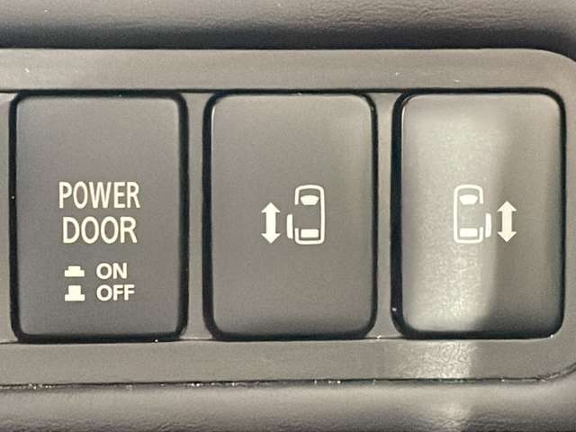 【両側電動スライドドア】小さなお子さまでもボタン一つで乗り降りラクラクです！両手に荷物を抱えている状態でもボタンを押せば自動で開閉するので、お買い物やお出かけの際にはとっても重宝します！