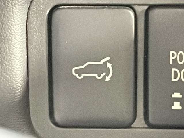 【エレクトリックテールゲート】荷物を抱えた状態でもリアゲートの開閉が可能です！お買い物時やアウトドアの際に役立ちますね。