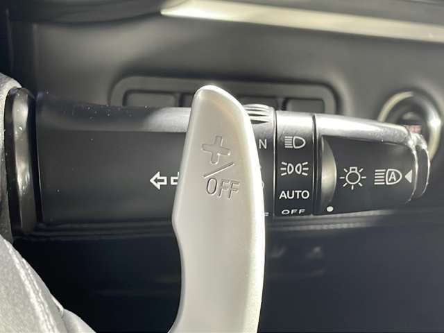 【オートライト（AUTO）】外の明るさをシステムが感知して、自動でヘッドライトが点灯します！ヘッドライトをつけ忘れを防ぐ便利機能です。