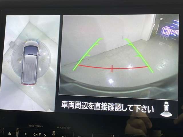 【マルチアラウンドモニター】まるでクルマを真上から見下ろしたかのような視点で駐車をサポートします！クルマの斜め後ろや真横など、前後左右の4つのカメラの映像が合成されて、モニターに映し出されます。