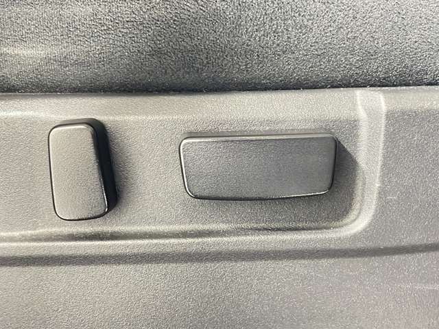 【パワーシート（電動シート）】シートを電動で、前後にスライドまたは上下の高さなどを調整することができます！細かい操作もスイッチ一つでできるので、とても便利です！