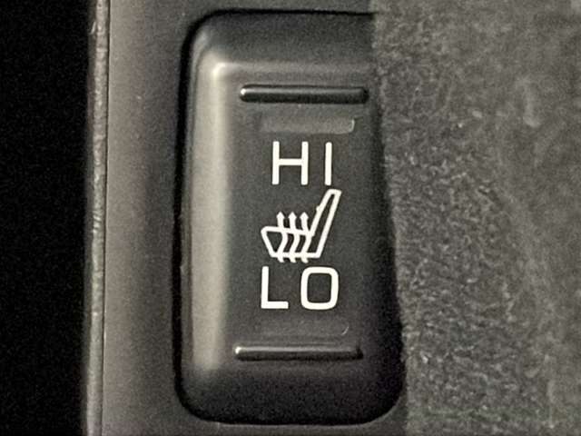 【シートヒーター】シートを温めてくれる暖房機器です！長時間座っていると負担が掛かりやすい背中や腰、または冬場などの寒い日に冷えやすい脚部に快適なぬくもりを伝えます。