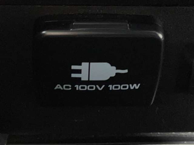 【アクセサリーソケット（電源ソケット）】電源からケーブルをつなげば、スマートフォンなどの電子機器の充電などを行うことができます！ゲーム機器や、カメラの充電にも便利ですね。