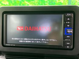 【純正ナビ】人気の純正ナビを装備しております。ナビの使いやすさはもちろん、オーディオ機能も充実！キャンプや旅行はもちろん、通勤や買い物など普段のドライブも楽しくなるはず♪