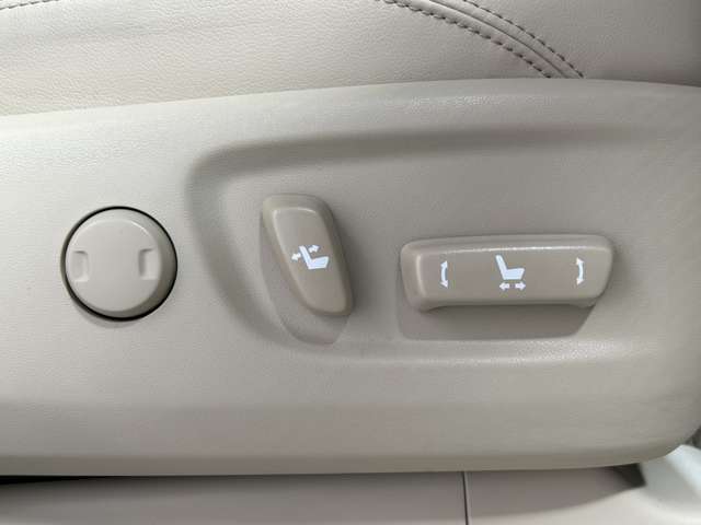 【電動パワーシート】最適なシートポジションを提供し快適にお過ごしいただけ、助手席は足元にお荷物を置いてもゆとりのある空間です。