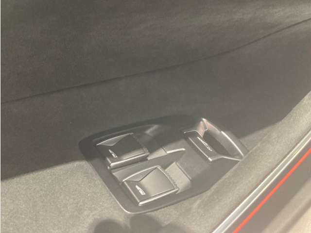 窓の開閉やドアを開ける事が出来ます。