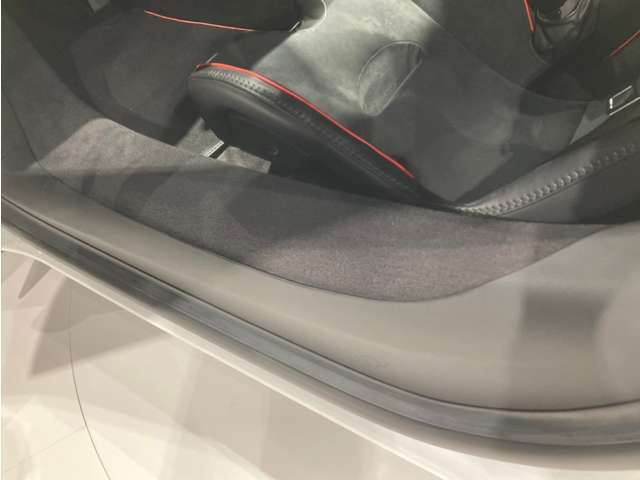 細部まで軽量の素材が使われており、車体の重量の軽減に貢献しています。