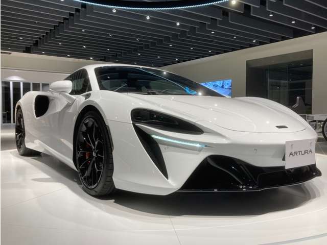 アルトゥーラは、マクラーレンが初めて本格的に投入した「量産型ハイブリッド・スーパーカー」。これまでのP1は限定生産でしたが、アルトゥーラは広範なユーザー様に向けて展開されています。