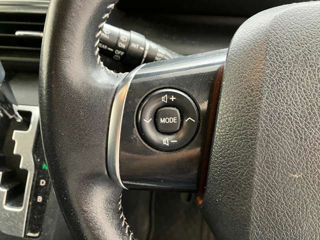 運転中、オーディオの操作をしてて、ハッとしたことはありませんか？ステアリングスイッチは、運転中でもハンドルでオーディオの操作が可能です。安全なドライブをサポートします。