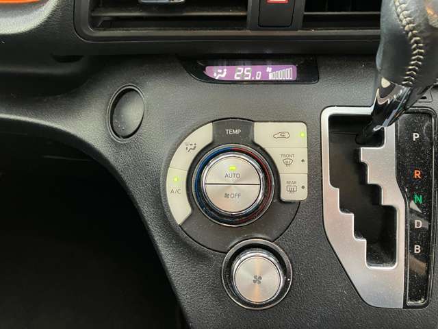 オートエアコンは温度を設定するだけで、自動で風量などを設定してくれます。運転しながら操作も必要ないので、安全性も向上します。