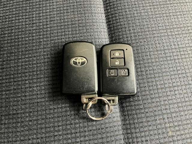 ドアの開閉時、両手が荷物で塞がっている時はキーレスでのカギの解除が大変ですよね。スマートキーはポケットやバッグに入れておけば、ノブに触れただけでロックの解除が可能です。とても便利な機能です