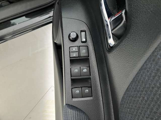 もちろん、パワーウインドウもついております♪運転席はオートで、ワンタッチで窓の開閉が可能です！