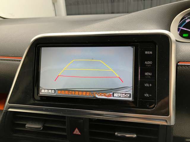 こちらのバックカメラは画面にラインが表示されておりますので、バック時のクルマの進行方向の目安になります。より高いレベルで車庫入れをサポートする、便利な機能ですね。