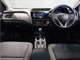 【室内】シートや内装各部への徹底した清掃を実施。