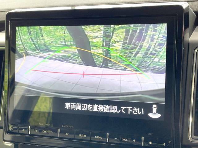 【バックカメラ】駐車時に後方がリアルタイム映像で確認できます。大型商業施設や立体駐車場での駐車時や、夜間のバック時に大活躍！運転スキルに関わらず、今や必須となった装備のひとつです！