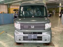 【ホンダカーズ鈴鹿 玉垣店】です。開放感溢れるショールームに数多くの取扱い車種が並んでおります。天候を気にせずじっくりご覧いただけます。