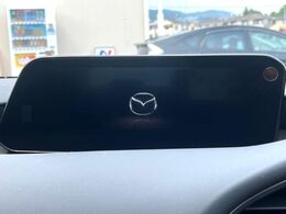 【マツダコネクト】車内の雰囲気にマッチした一体型タイプのディスプレイ。各種車輌設定やBluetooth再生等、様々な機能が楽しめます。専用SDカードのご購入で、ナビ機能も使用出来ます。