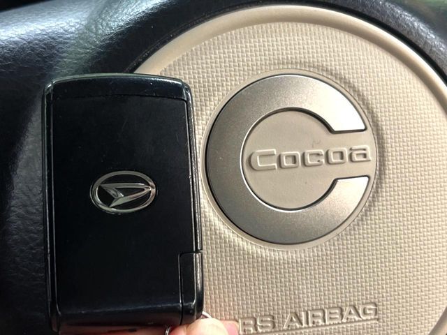 【キーフリーシステム】カバンやポケットに入れたままでもドアの施錠・解錠が可能なスマートキーを装備。エンジンのオン・オフ時もカギを取り出す必要が無いからとっても便利です♪