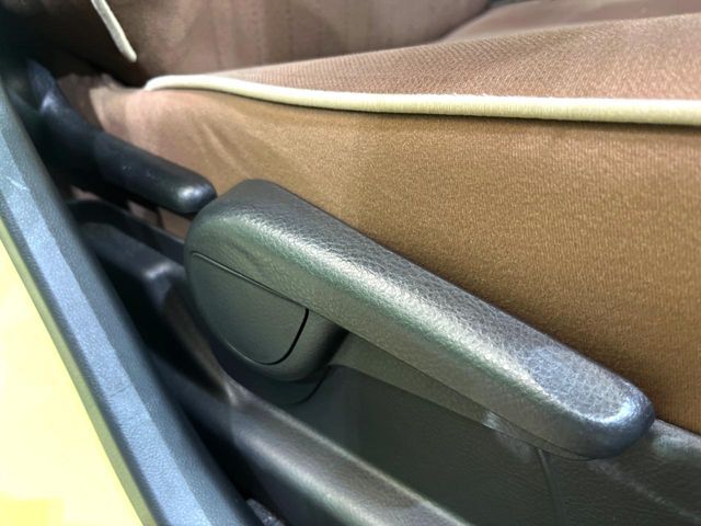 【シートリフター】シート座面の位置を上下に調整できるシートリフターを装備。大柄な方も小柄な方も最適なドライビングポジションで運転できます。
