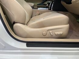 【メモリー機能付きパワーシート】ドライバーごとに設定したシート位置を記憶して、ボタン一つで切り替えできる便利な機能！運転する方が複数名いらっしゃるご家庭におすすめです♪