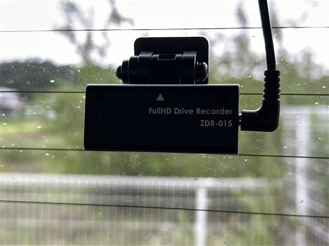 【ドライブレコーダー】映像・音声などの運転中の記録を残します。事故などを起こした起こされた時の証拠になりえますので、もしも時でも安心ですね。