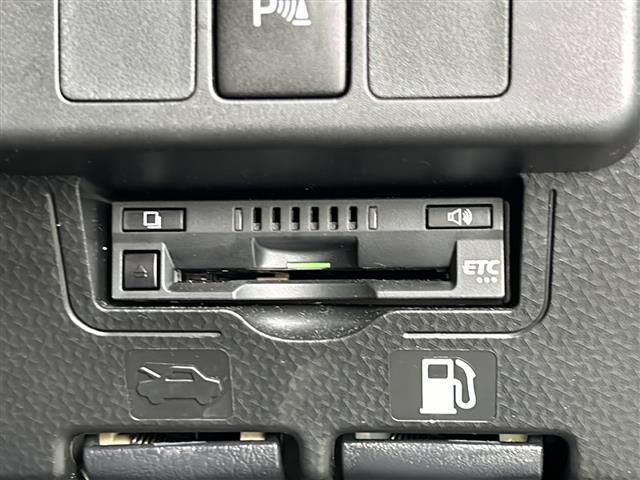 【ETC】有料道路を利用する際に料金所で停止することなく通過できる、ETC車載器（ノンストップ自動料金収受システム機器）が装備されています。セットアップを行うことで利用可能になります。