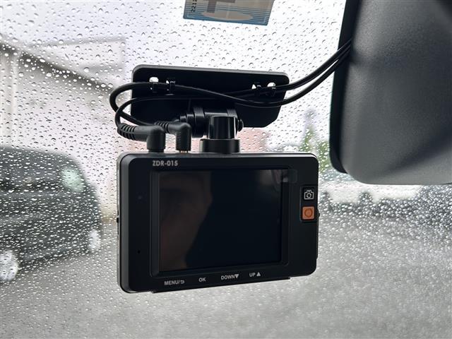 【ドライブレコーダー】映像・音声などの運転中の記録を残します。事故などを起こした起こされた時の証拠になりえますので、もしも時でも安心ですね。