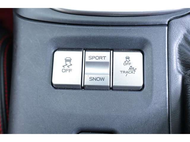 車両安定性を制御するVSCと、滑りやすい路面での発進や加速時の空転を制御するTRCのOFFスイッチです。