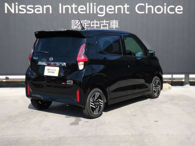 納車前に入念な点検整備をさせていただきます。もちろん全車走行距離無制限のワイド保証付きですので安心してお乗りいただけます。