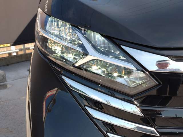 LEDヘッドライトは省電力ですが、純白光で驚くほど明るく夜道を照らしてくれます。対向車や周囲の状況を判断してハイビーム/ロービームを自動で切り替えるハイビームアシストを装備。