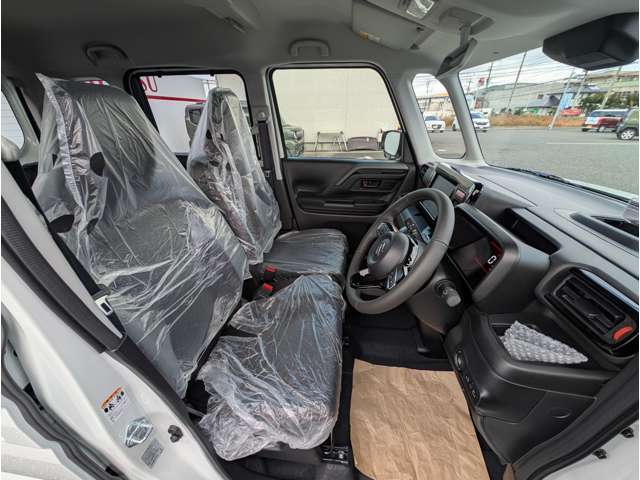 前席は人気のベンチシートタイプなので運転席、助手席の行き来が楽々です☆