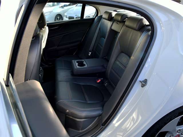 展示場に並んでいるお車は、何度も走行テストを繰り返し、問題のないお車だけを厳選して店頭にて展示販売しております。ご安心してお取り引き頂けます。
