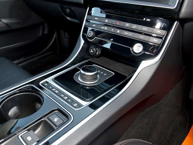 NEXTAの展示車両は、ご納車までの間に外装の小傷を磨き落とし、ポリマーコーティングを施工してからご納車致します。