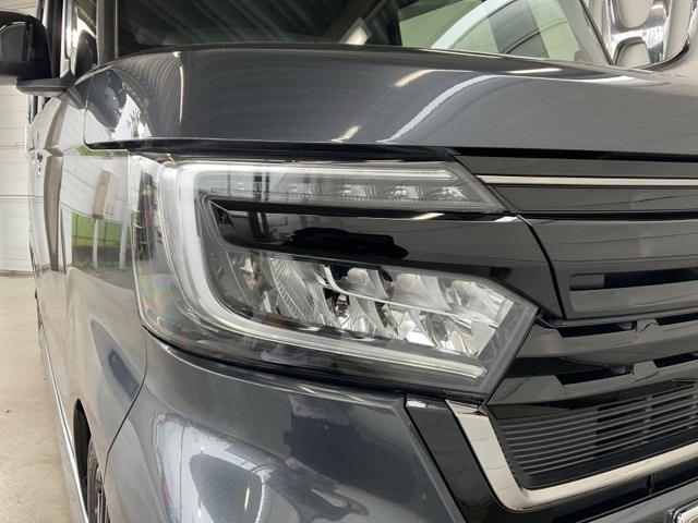 明るくて長寿命のLEDヘッドライト採用