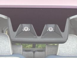 【スマートアシスト】走行中に前方の車両等を認識し、衝突しそうな時は警報とブレーキで衝突回避と被害軽減をアシスト。より安全にドライブをお楽しみいただけます。