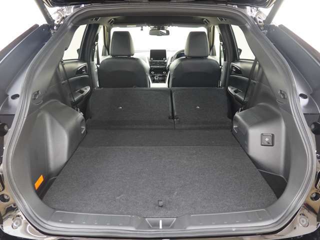 電動リアゲートで荷物の積み下ろしがしやすく、たくさん積めるラゲッジルームです。