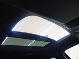 天井から明るい陽光を取り入れることができる、電動サンルーフを装備しています。