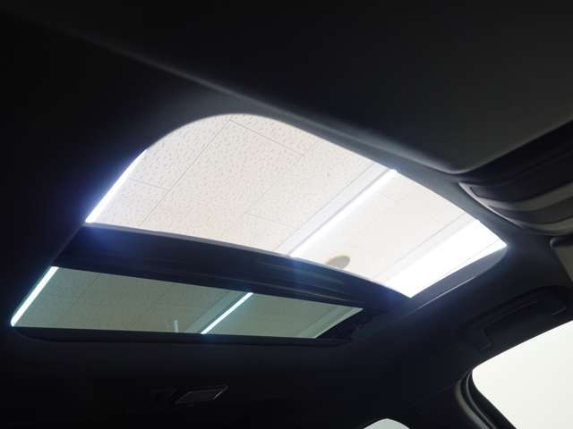 天井から明るい陽光を取り入れることができる、電動サンルーフを装備しています。