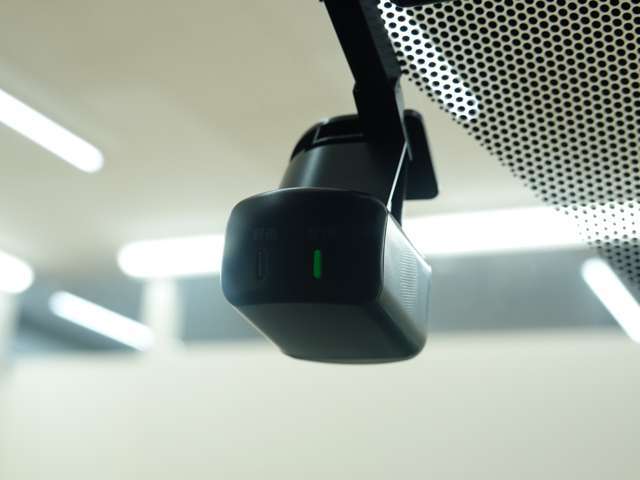 交通事故やトラブルが起きた時の、正確な状況把握に役立つドライブレコーダーです。